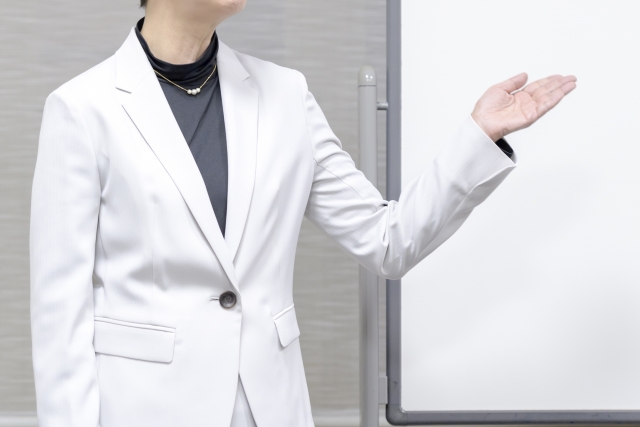 説明をする女性